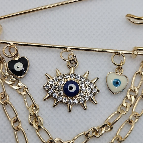 NEW! Goldtone Brooch with charms - Picture 3 of 3